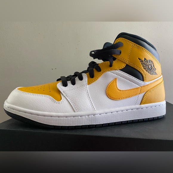 Selling my brand new Air Jordan 1MID. Never worn before. Size 10.5US. - Picture 3 of 10